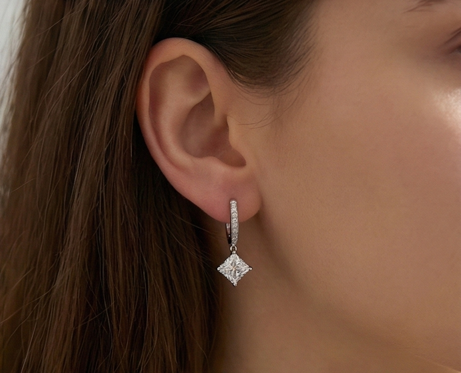 E56 925純銀鍍K金 • 冰雪公主璀璨方糖鋯石純銀耳扣